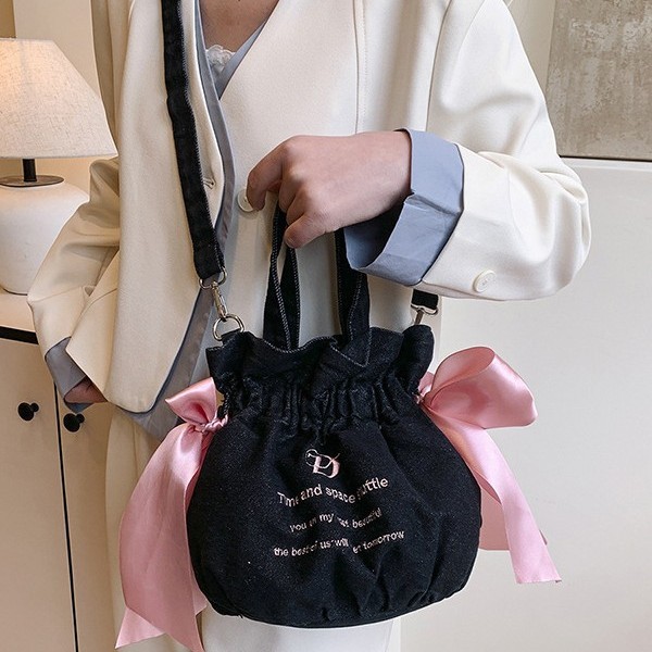 Sakura fan with a fresh and light bucket bag, cute girl with a bow, single-shoulder bag, and a large capacity handbag Application Scenario