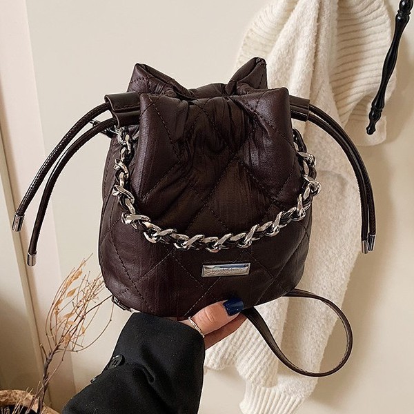 This is a high-end, niche diamond-shaped chain bucket bag for women, new style in 2025. It's a trendy and fashionable single-shoulder crossbody small bag this year Specification drawing