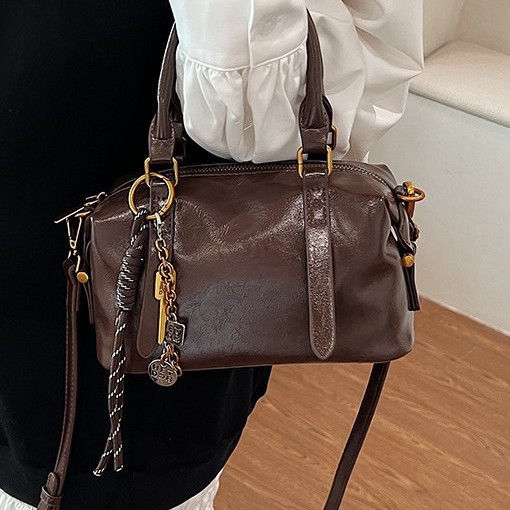 A light luxury and high-end soft-carry Boston bag for women, a new 2024 versatile and fashionable single-shoulder crossbody commuter bag details Picture
