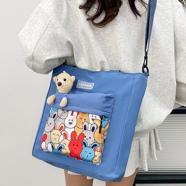 A cute Korean version of a schoolbag for junior high school students to relieve their burden, a cute cartoon single-shoulder bag for primary school students to take extra classes, and a cute one-shoulder bag for study Tours and autumn outings Application Scenario
