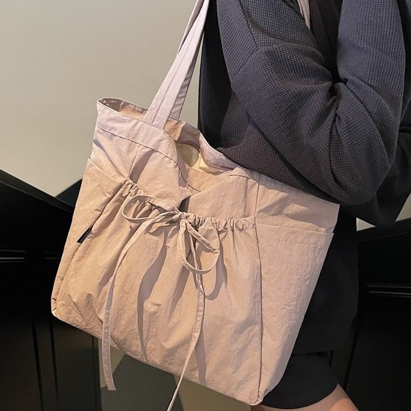 Japanese-style artistic large-capacity women's bag, lightweight nylon fabric bag, casual and versatile tote bag, college student class backpack Application Scenario