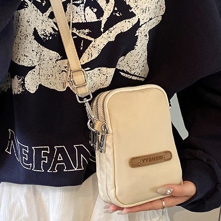 Lightweight water-resistant nylon fabric bag, multi-layered crossbody backpack, simple women's single-shoulder bag, casual shopping phone bag Application Scenario