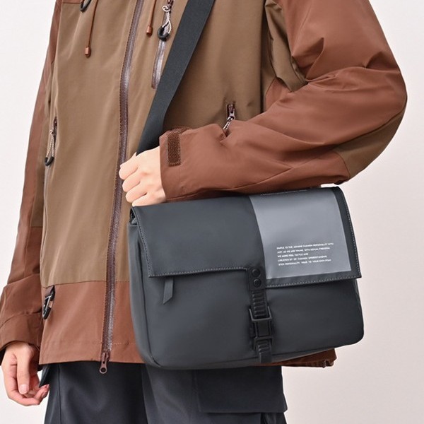 Single-shoulder bag, crossbody bag, 2025 new Instagram super popular Japanese phone bag, hip-hop street style cool casual sports bag Application Scenario