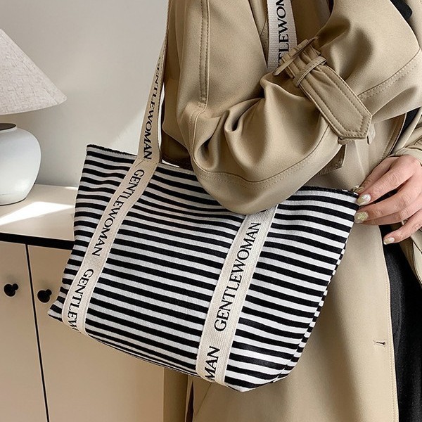 New striped large-capacity handbag, versatile new tote bag, portable handbag for going out, autumn and winter bag Application Scenario
