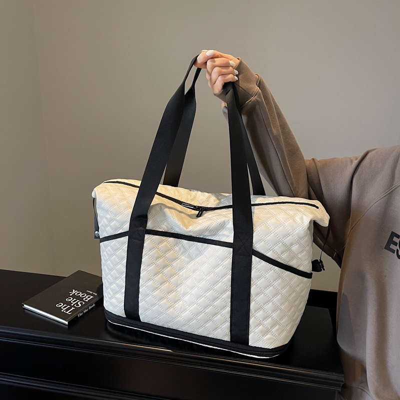 The new lightweight short-distance travel bag, the diamond-shaped hand-held dry and wet separation sports and fitness bag, and the expandable crossbody luggage bag full figure