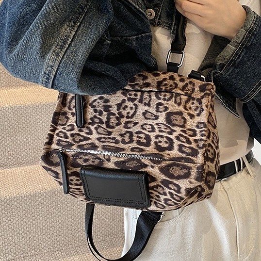 Retro single-shoulder underarm bag, crossbody fashionable box bag, large-capacity tote bag, new leopard print handbag Application Scenario