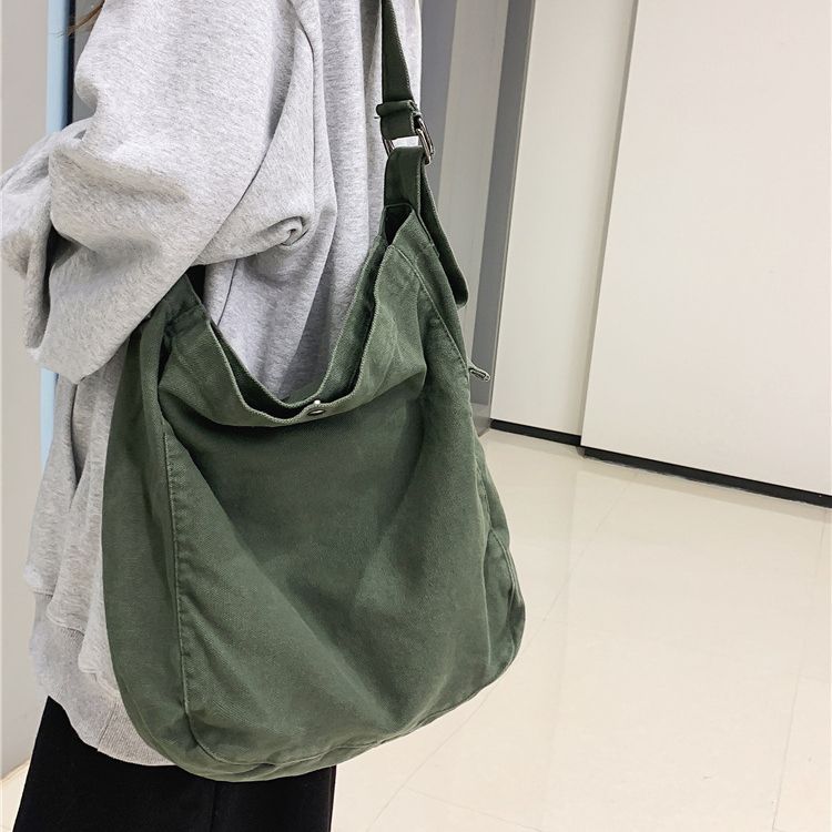 Large-capacity crossbody bag, simple and laid-back Japanese and Korean style artistic washed canvas bag, student single-shoulder bag, casual shopping bag full figure