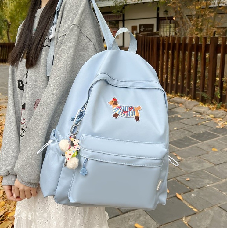 This Japanese-style Instagram backpack for girls is simple and versatile for campus use. It's a cute and large-capacity backpack for junior and senior high school students full figure