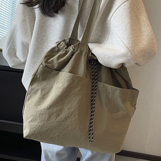 Casual large bag for women, 2025 new nylon fabric large capacity single-shoulder bag, lightweight, versatile tote bag for school and commuting Application Scenario