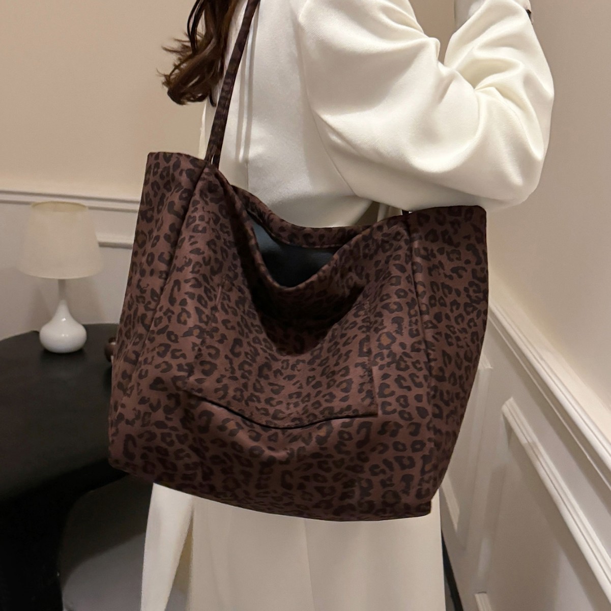 The super popular large-capacity leopard print tote bag for women in 2024, a laid-back style casual single-shoulder bag for commuting to school Application Scenario