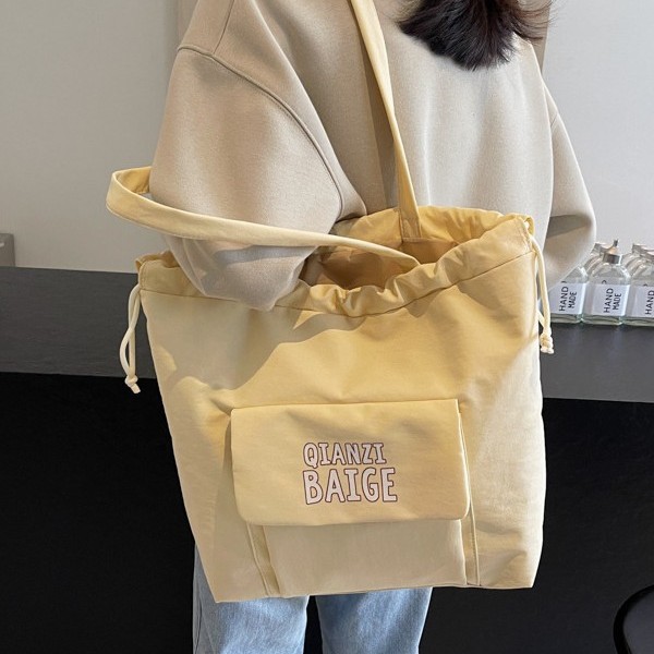 New women's 2024 large-capacity single-shoulder bag, a trendy brand fashion drawstring pocket, solid color casual shopping bag Application Scenario