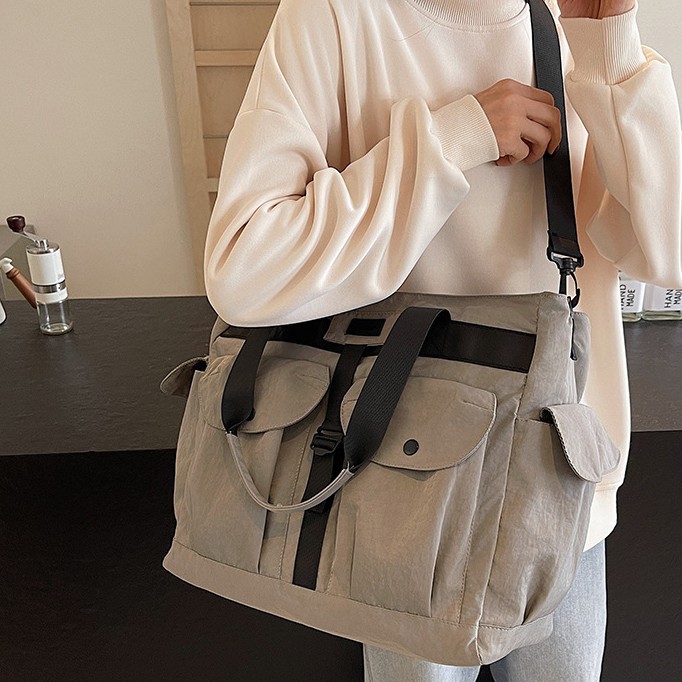 New multi-pocket yoga and fitness bag, large-capacity, simple and casual handbag, business trip crossbody bag, boarding storage bag Application Scenario