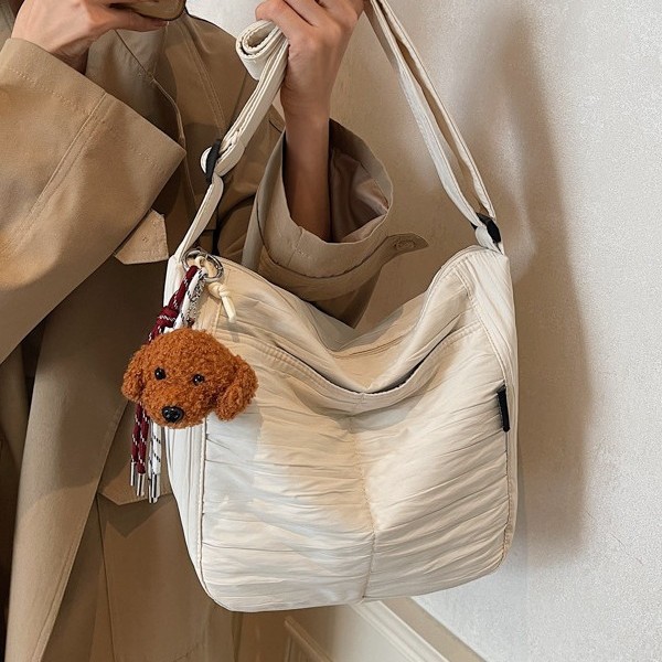 This is a new large-capacity casual bag for women in the autumn and winter of 2024. It features a simple and stylish single-shoulder bag that is versatile for commuting Application Scenario