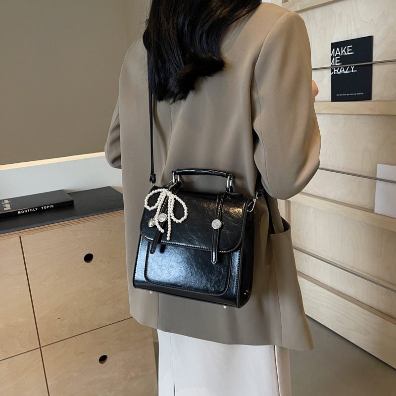 The 2024 new style of the "Bag Girl" is a trendy Korean-style commuting American retro hot girl solid-color fashionable single-shoulder crossbody handbag Application Scenario