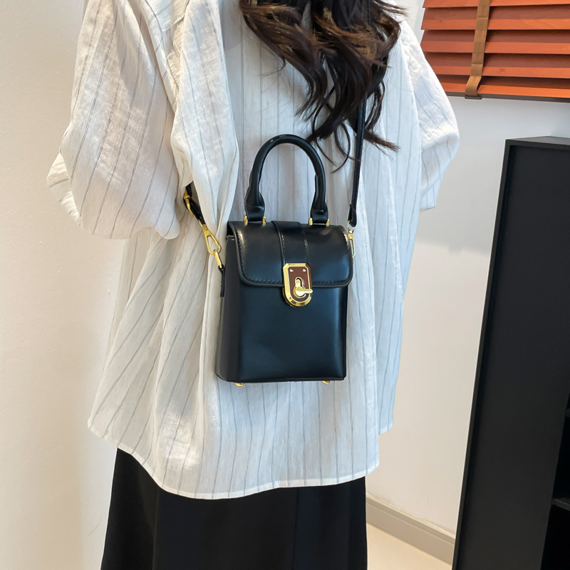 A high-quality underarm small bag for women, a new Spring 2025 fashionable and versatile single-shoulder bag with a niche design and a patchwork phone case details Picture
