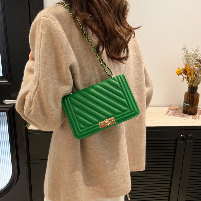 In the 2024 autumn and winter collection, new fashionable women's bags, single-shoulder bags, hand-held bags with a high-quality feel and large capacity for commuting crossbody bags will be launched on Instagram Specification drawing