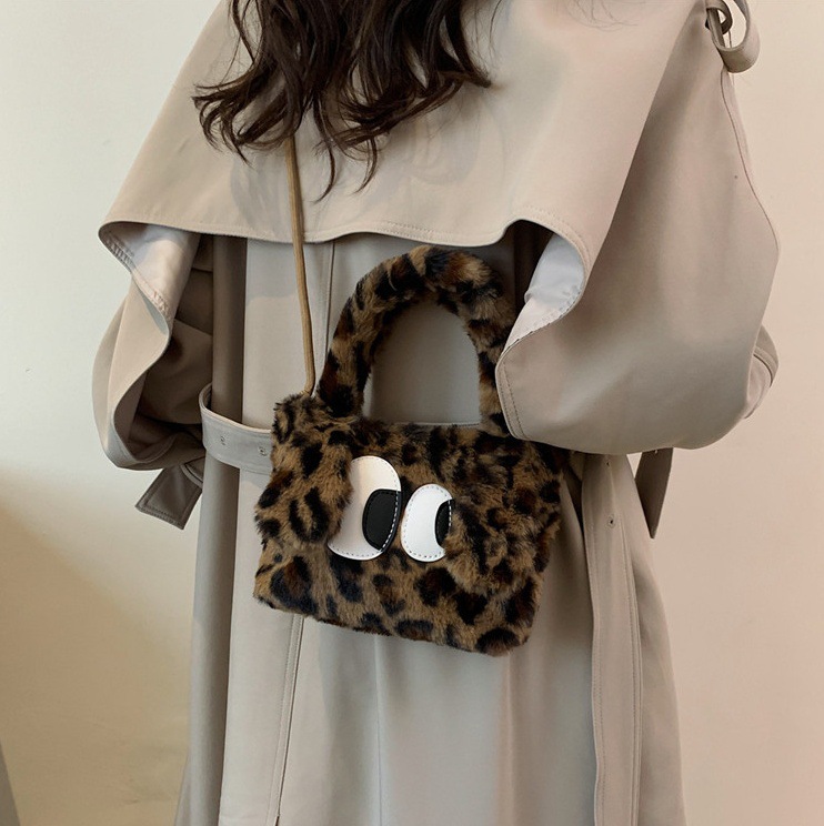 Plush and cute little bag for women, new autumn/Winter 2024 collection, hand-held bucket bag, cartoon furry, fashionable and versatile crossbody bag full figure
