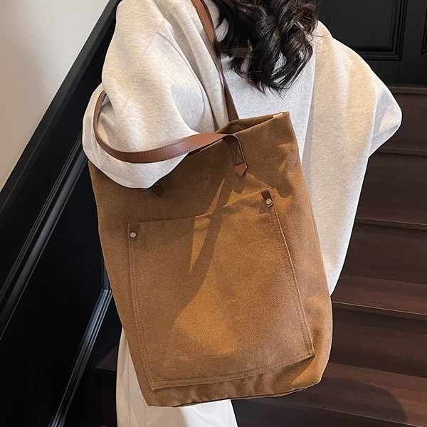 A large-capacity hand-held tote bag for men on the street in Harajuku, with a simple solid color and vintage feel, and a washable canvas single-shoulder bag for women Application Scenario