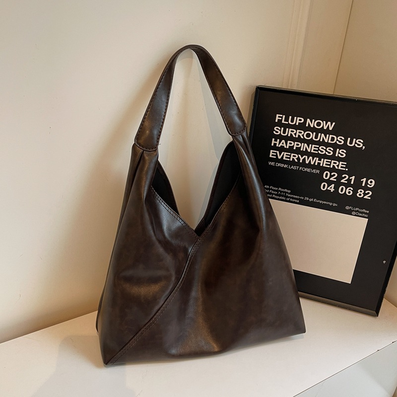 A new 2024 versatile and fashionable women's bag with a simple yet sophisticated look, featuring a large capacity for casual commuting. It's a single-shoulder crossbody bag details Picture