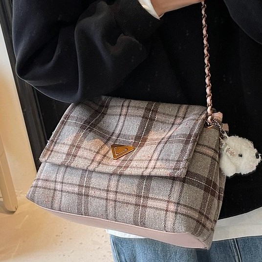 Single-shoulder bag, dirt-resistant checkered tote bag, a trendy and casual autumn and winter style that goes well with all kinds of outfits. Korean-style diamond-shaped checkered crossbody full figure