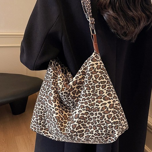 The new large-capacity leopard print tote bag for autumn and winter is a fashionable and trendy single-shoulder bag for casual work and commuting full figure