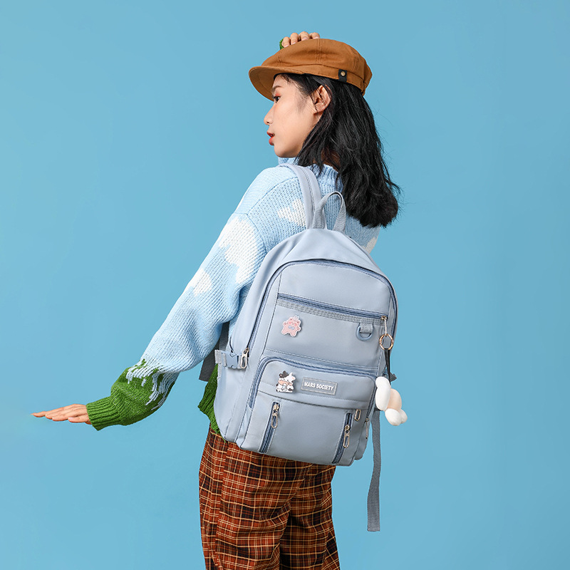 A new multi-color, large-capacity, lightweight backpack for girls in the middle school, a nylon Korean-style backpack, has been designed Specification drawing