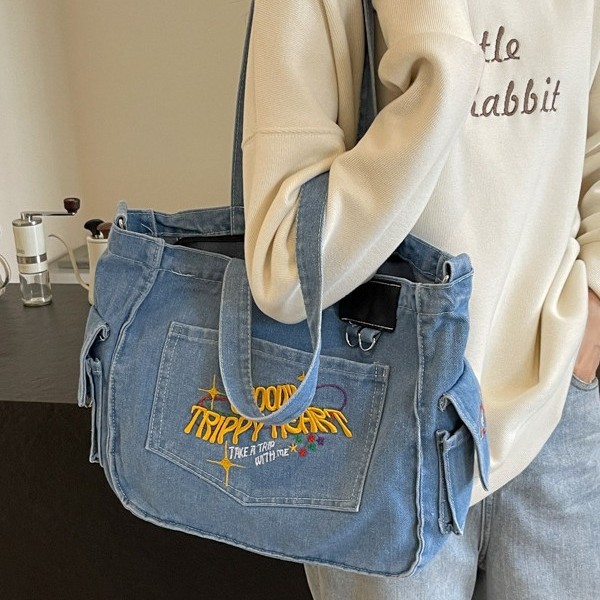 New vintage denim bag for Spring/Summer 2025, large-capacity commuter tote bag, letter-embroidered college student class shoulder bag details Picture