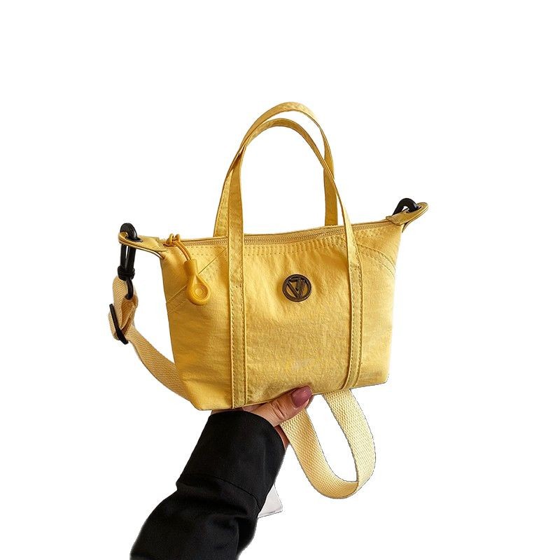 The 2025 new multi-color single-shoulder crossbody handbag is a casual and versatile mom shopping bag. The solid color shopping bag is versatile Item Picture