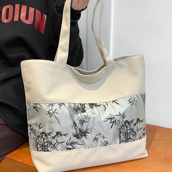 2025 New Chinese-style underarm bag with a national trend and artistic style, large-capacity single-shoulder bag with contrasting colors, and ancient-style bag for women Application Scenario