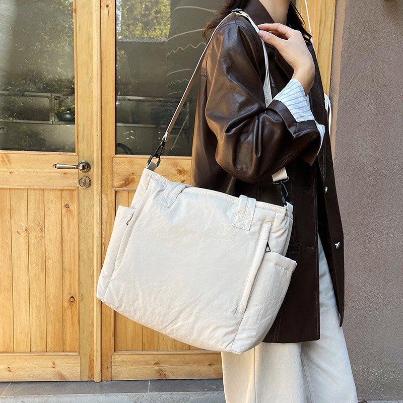 Casual large-capacity bags, new women's bags for autumn and winter 2024, fashionable commuting single-shoulder bags, crossbody bags, hand-held tote bags full figure