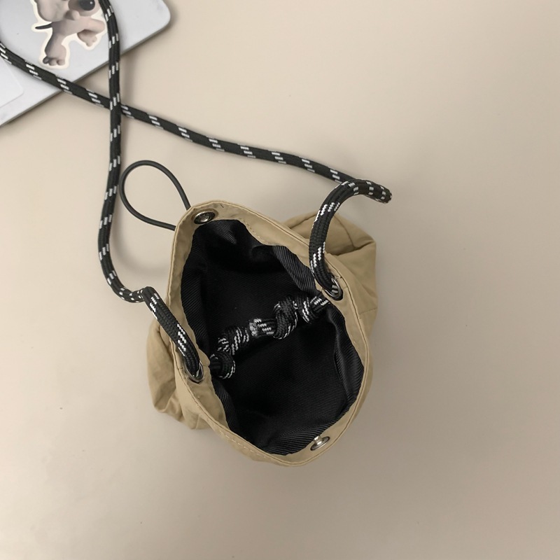 Summer lightweight canvas sports crossbody bag, mini small bag, new nylon single-shoulder mobile phone case for women Application Scenario