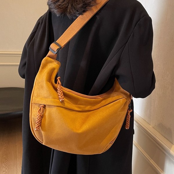 The 2024 new casual large-capacity crossbody bag is a trendy and cute cross-border single-shoulder bag. It's a Korean-style Instagram women's dumpling bag Specification drawing