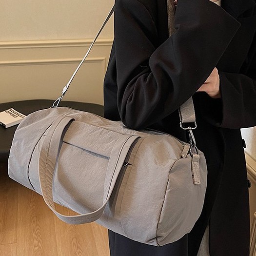 Travel bag, women's short trip bag, luggage bag, large capacity, light and simple storage bag, Korean-style casual single-shoulder bag Application Scenario