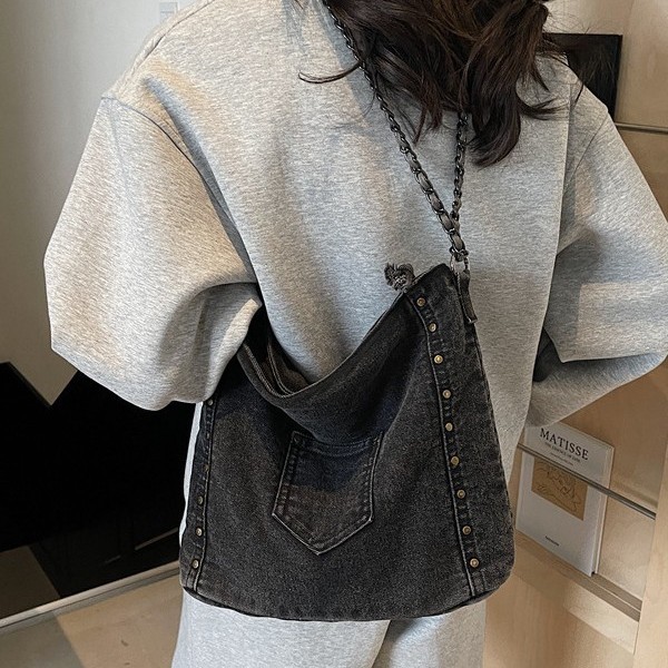 Retro rivet single-shoulder underarm bag, European and American fashion motorcycle bag, denim simple and casual large-capacity tote bag details Picture