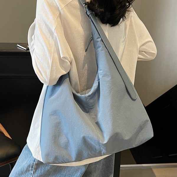 Korean large-capacity tote bag for women 2025 new style, fashionable and simple crossbody bag, lightweight and versatile commuting single-shoulder bag full figure