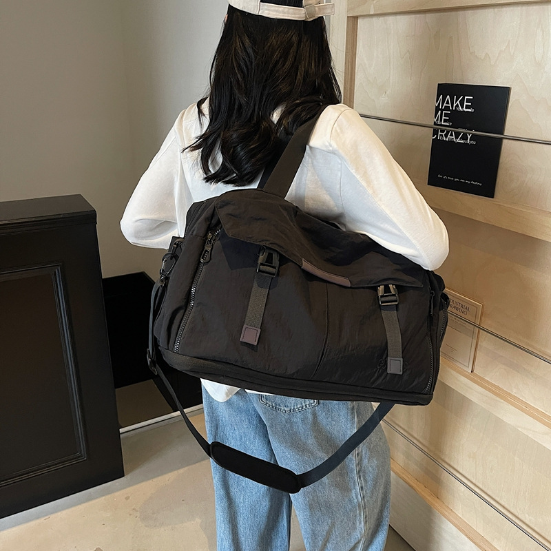New trendy yoga and fitness bag with large capacity, expandable sports backpack, dry and wet separation, hand-held crossbody travel bag Application Scenario