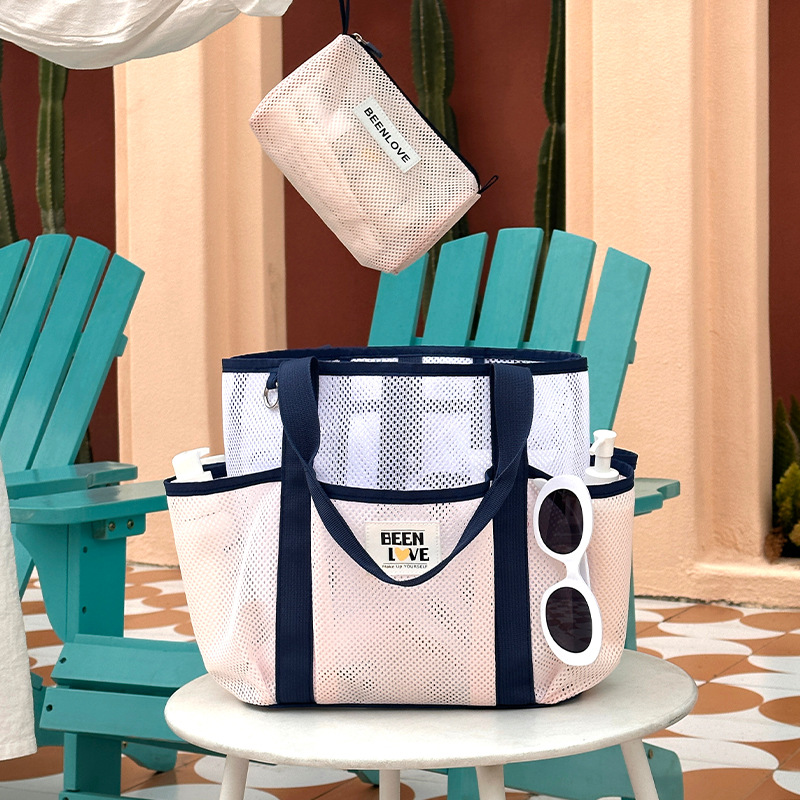 Runhui's new Hawaiian Tote beach bag, large-capacity fitness swimsuit storage bag, portable hand-held grid bag Application Scenario