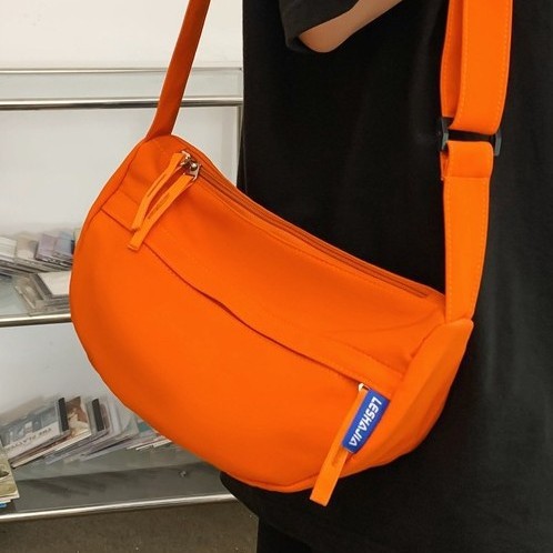 Cross-border Korean version women's crossbody bag, small backpack, trendy solid color single-shoulder bag for both men and women, couple crossbody bag, dumpling bag Application Scenario
