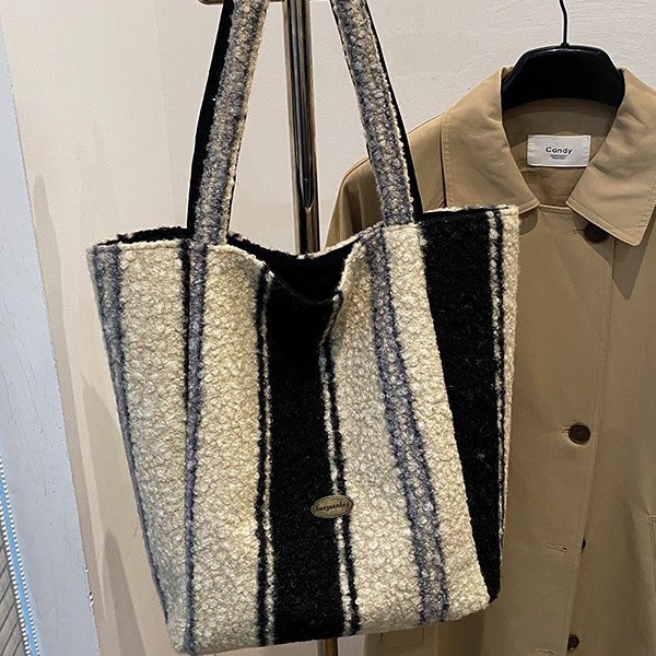 New black and white striped woolen single-shoulder women's bag for 2024 autumn and winter, versatile, large-capacity double-sided mommy bag and tote bag full figure