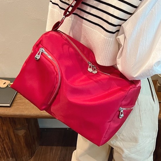 This single-shoulder bag features a durable and casual design, a waterproof shoulder bag, a short-distance internet-famous portable Korean-style casual and trendy tote bag full figure