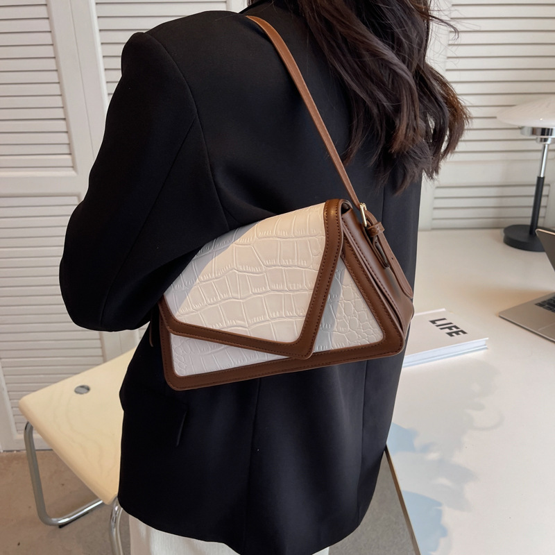 The new 2024 trendy and fashionable women's bag is a versatile and casual crossbody single-shoulder small square bag with a simple underarm flip cover Application Scenario