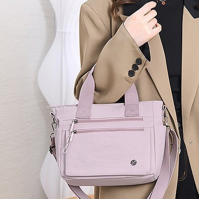 New solid color single-shoulder crossbody handbag, casual and fashionable mommy bag, business commuting multi-functional crossbody bag Application Scenario