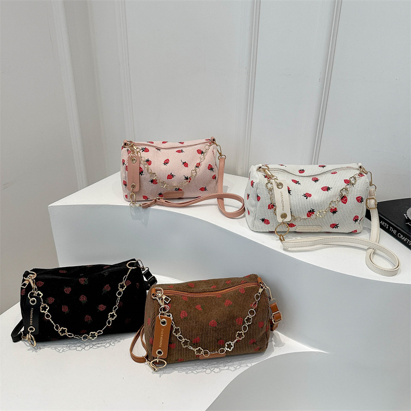 2024 New corduroy single-shoulder crossbody chain bag, fashionable and niche pillow bag, commuter underarm women's bag Application Scenario