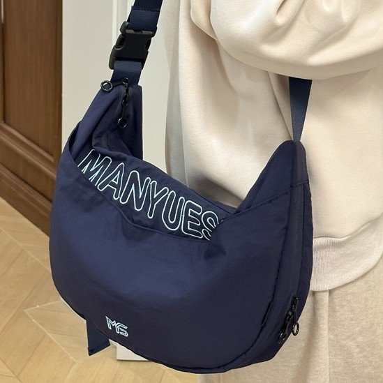 2025 Korean version crossbody bag, new nylon shoulder bag, horn bag, casual large-capacity commuter bag, versatile crossbody bag full figure