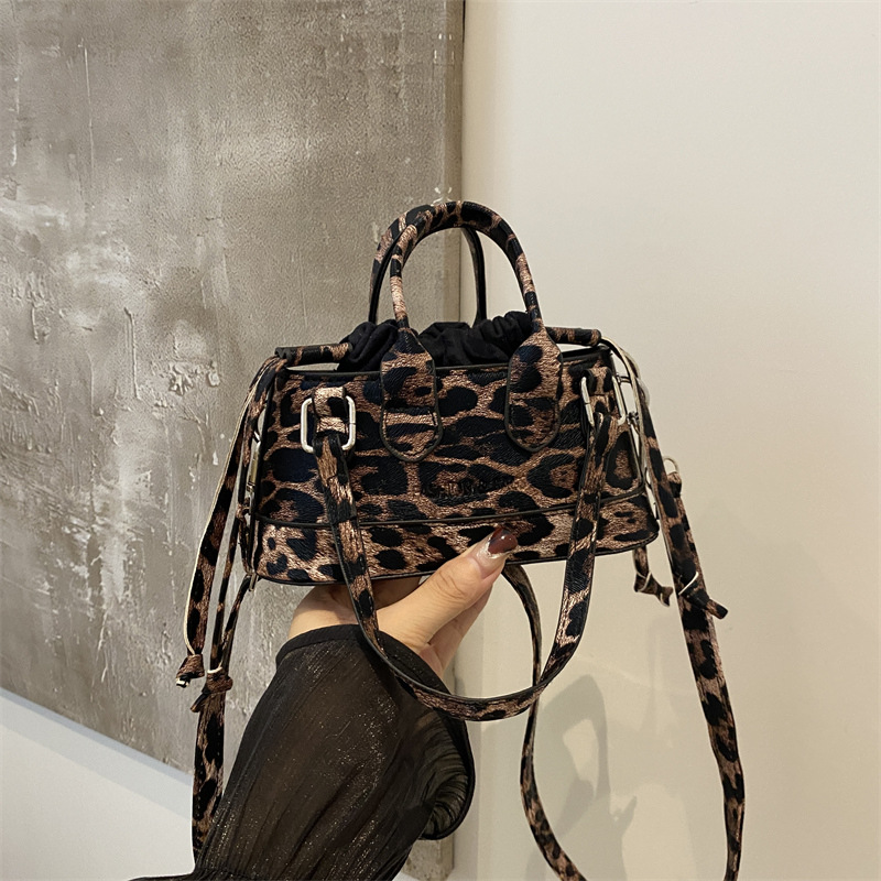 French-style leopard print handbag, new autumn 2024 fashion, retro and niche design, single-shoulder crossbody bucket bag full figure