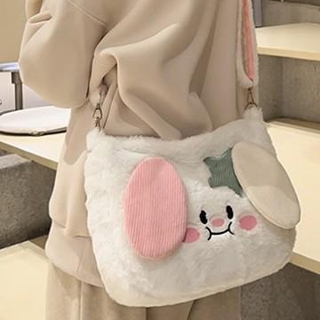 For the 2024 autumn and winter season, there are popular fluffy bags for women, cute tote bags for small dogs, and single-shoulder furry crossbody bags Specification drawing