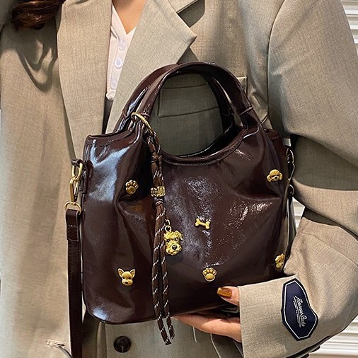 A niche design large-capacity cute puppy rivet tote bag, a new single-shoulder crossbody bag for women in 2025 Specification drawing