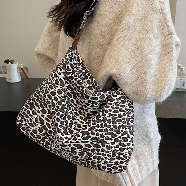 The new large-capacity leopard print tote bag for autumn and winter is a fashionable and trendy single-shoulder bag for casual work and commuting Specification drawing