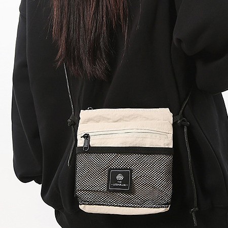 This unisex design phone bag is simple and cute. It is in a solid color, has a large capacity and is sturdy. It is a small square single-shoulder crossbody bag details Picture