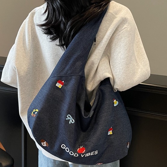 Korean-style embroidered denim crossbody bag for women 2025 new niche large-capacity commuting canvas single-shoulder tote bag details Picture